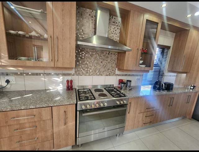 5 BEDROOM HOUSE FOR SALE IN ZAMBEZI COUNTRY ESTATE